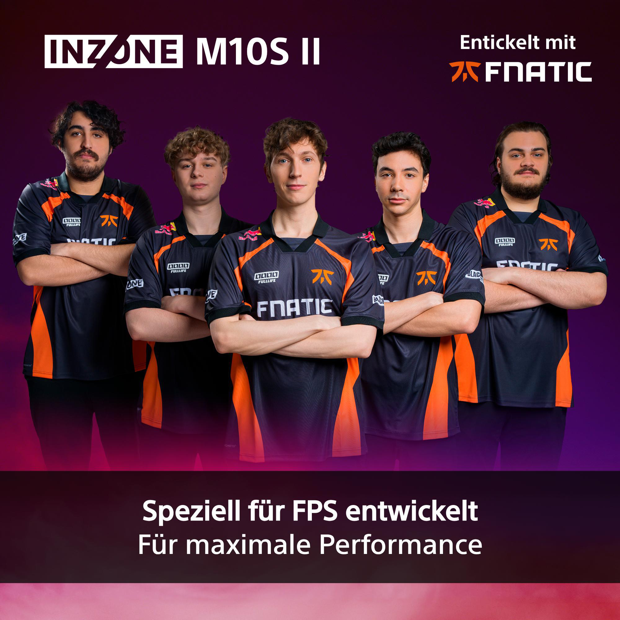 Fünf Männer in Fnatic Trikots stehen da. Die Aufschrift lautet "INZONE M10S II".