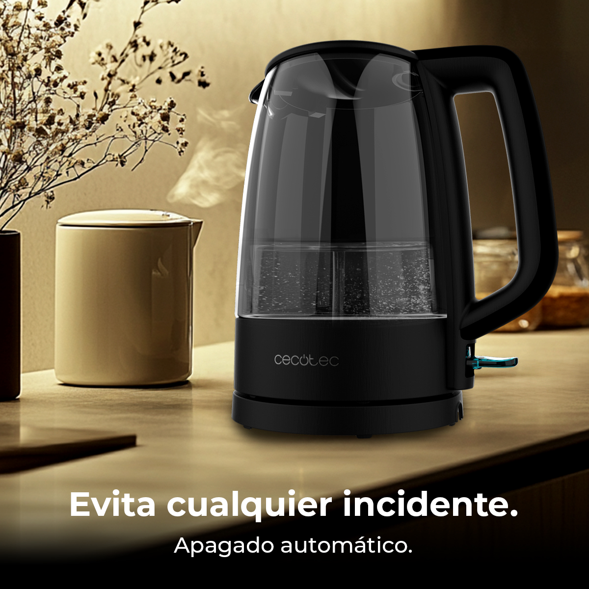 Hervidor negro de cristal hierve agua. Al lado hay una taza.