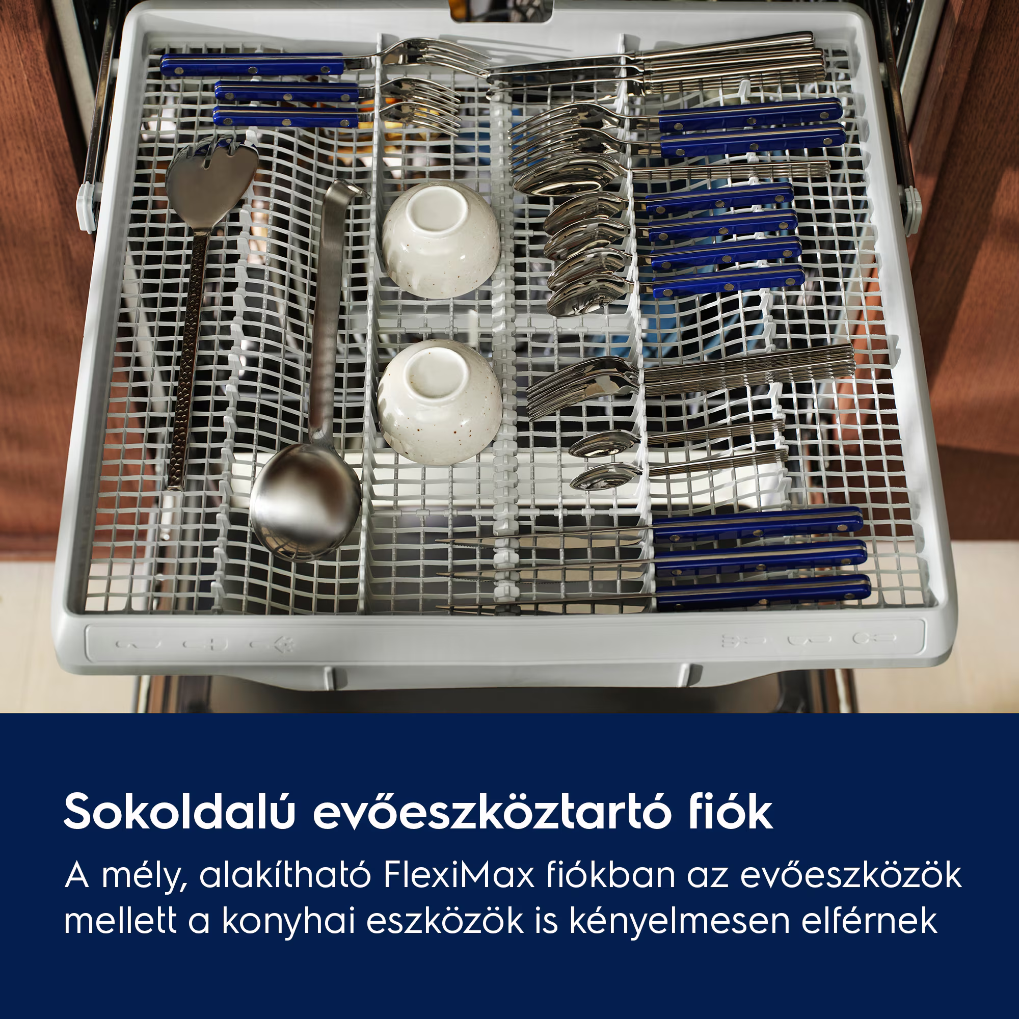 Mosogatógép evőeszköztartó fiók villákkal, kanallal, késekkel és tálakkal.