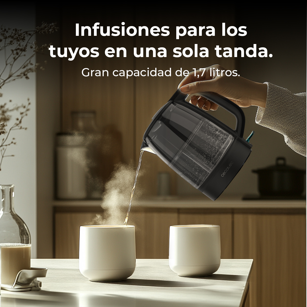 Una mano vierte agua humeante de una tetera en dos tazas sobre una mesa.