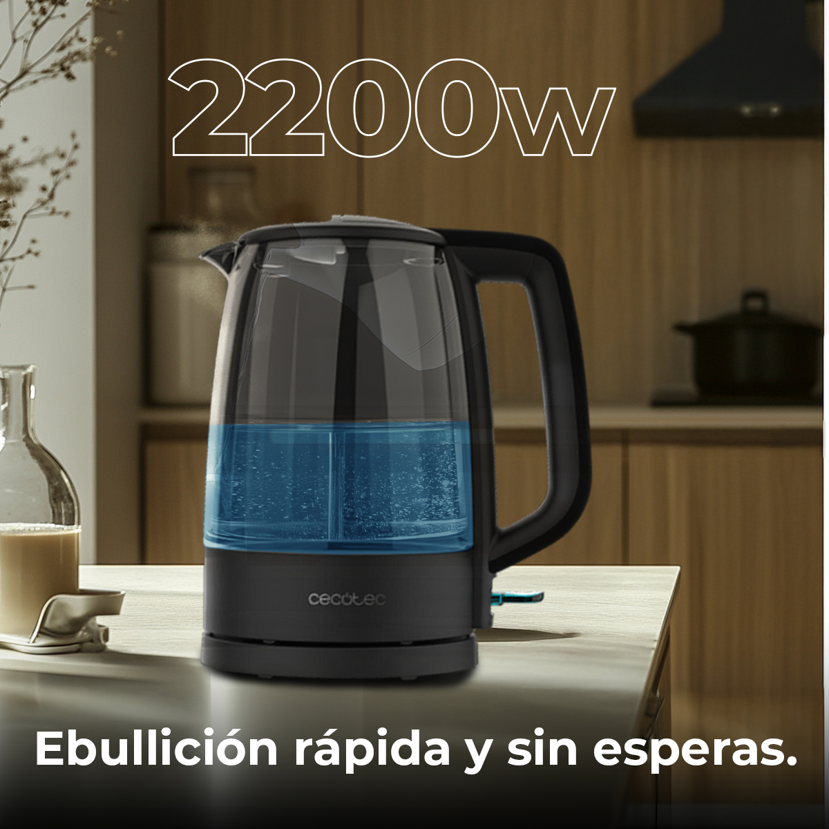 Un hervidor eléctrico negro de 2200W con agua azul dentro, emitiendo vapor.