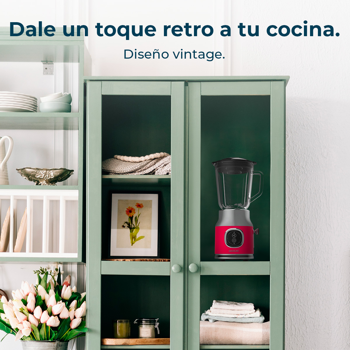 Gabinetes vintage verdes con licuadora, flores y platos. Decoración de cocina.
