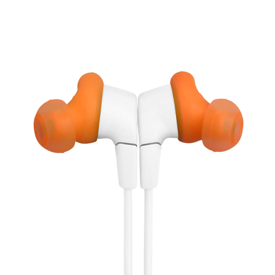 Auriculares blancos con puntas naranjas sobre fondo negro.