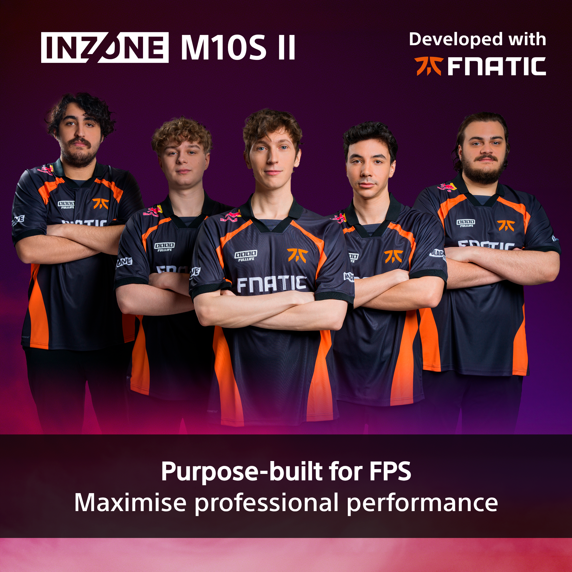 Cinque uomini con maglie FNATIC posano su sfondo viola. In alto c'è 'INZONE M10S II'.