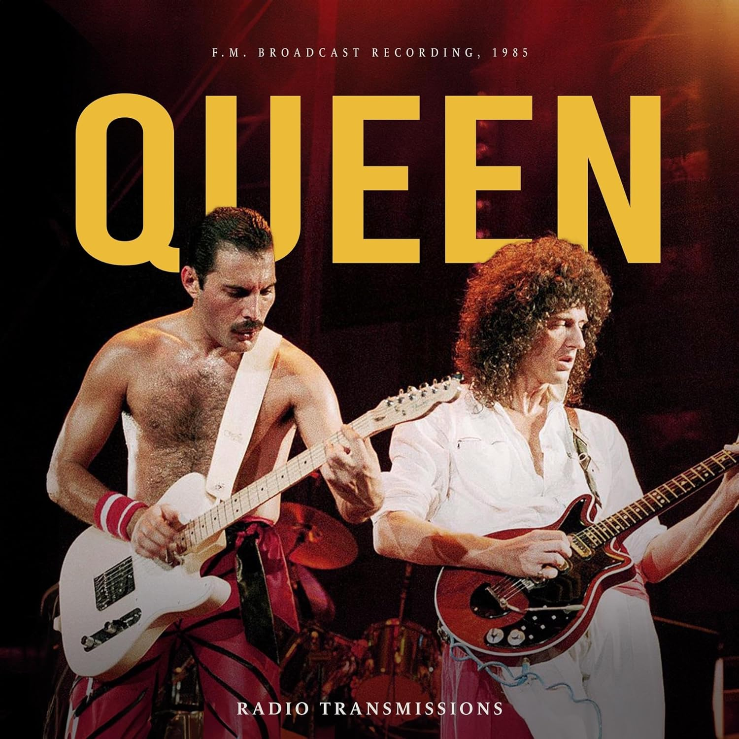 Freddie Mercury és Brian May, a Queen tagjai gitároznak a színpadon.