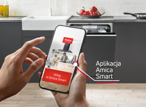 Ręka trzyma smartfon z aplikacją Amica Smart i okapem kuchennym.