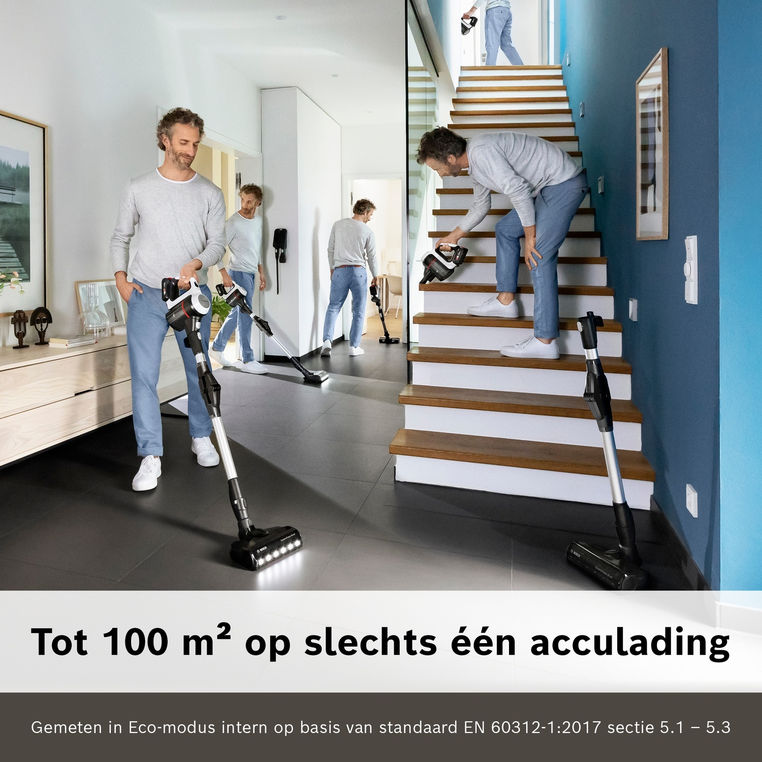 Een man stofzuigt in huis en op de trap met een kruimeldief.