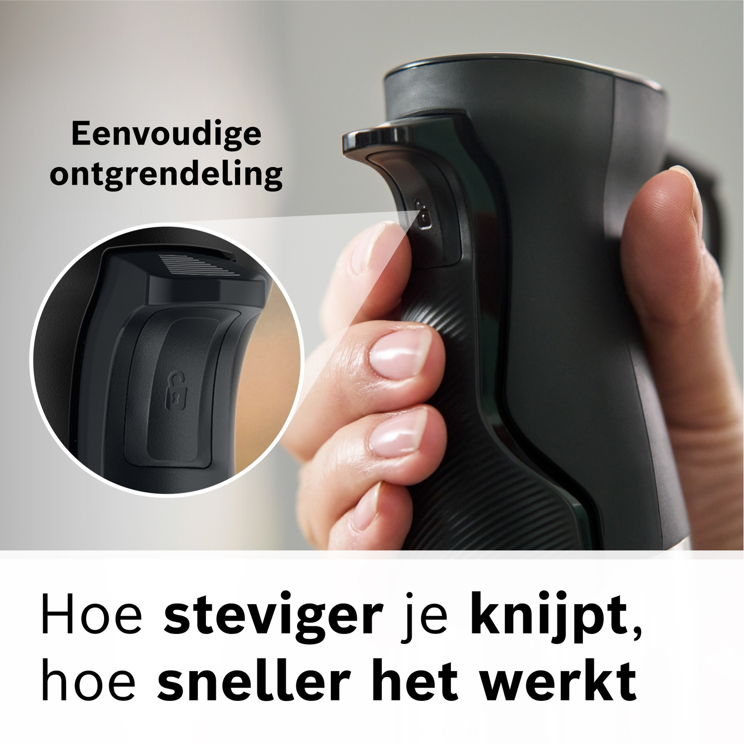 Hand houdt zwarte staafmixer vast met ontgrendelingsicoon.