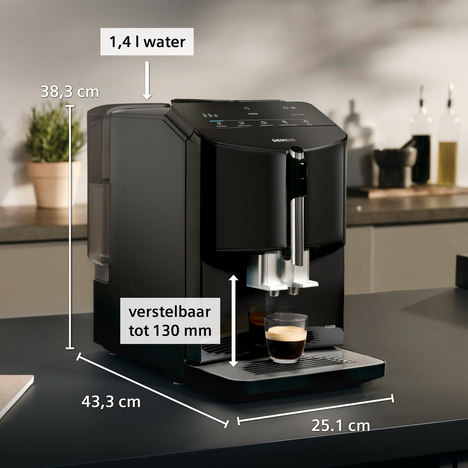 Zwarte Siemens EQ300 koffiemachine met 1,4L waterreservoir, 38,3cm hoog.