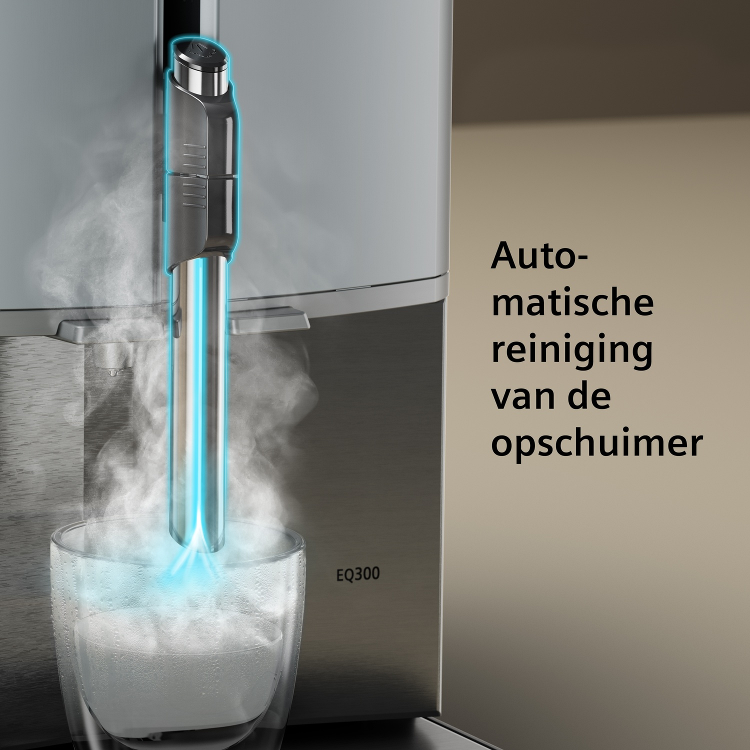 Een melkopschuimer reinigt zichzelf met stoom in een glas melk.