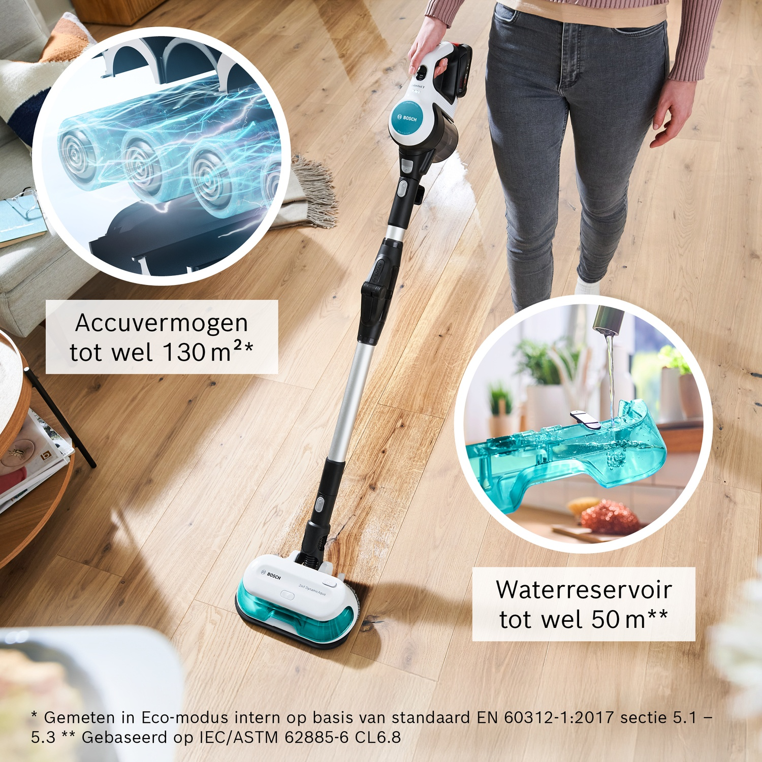 Draadloze stofzuiger met accu en watertank op houten vloer.