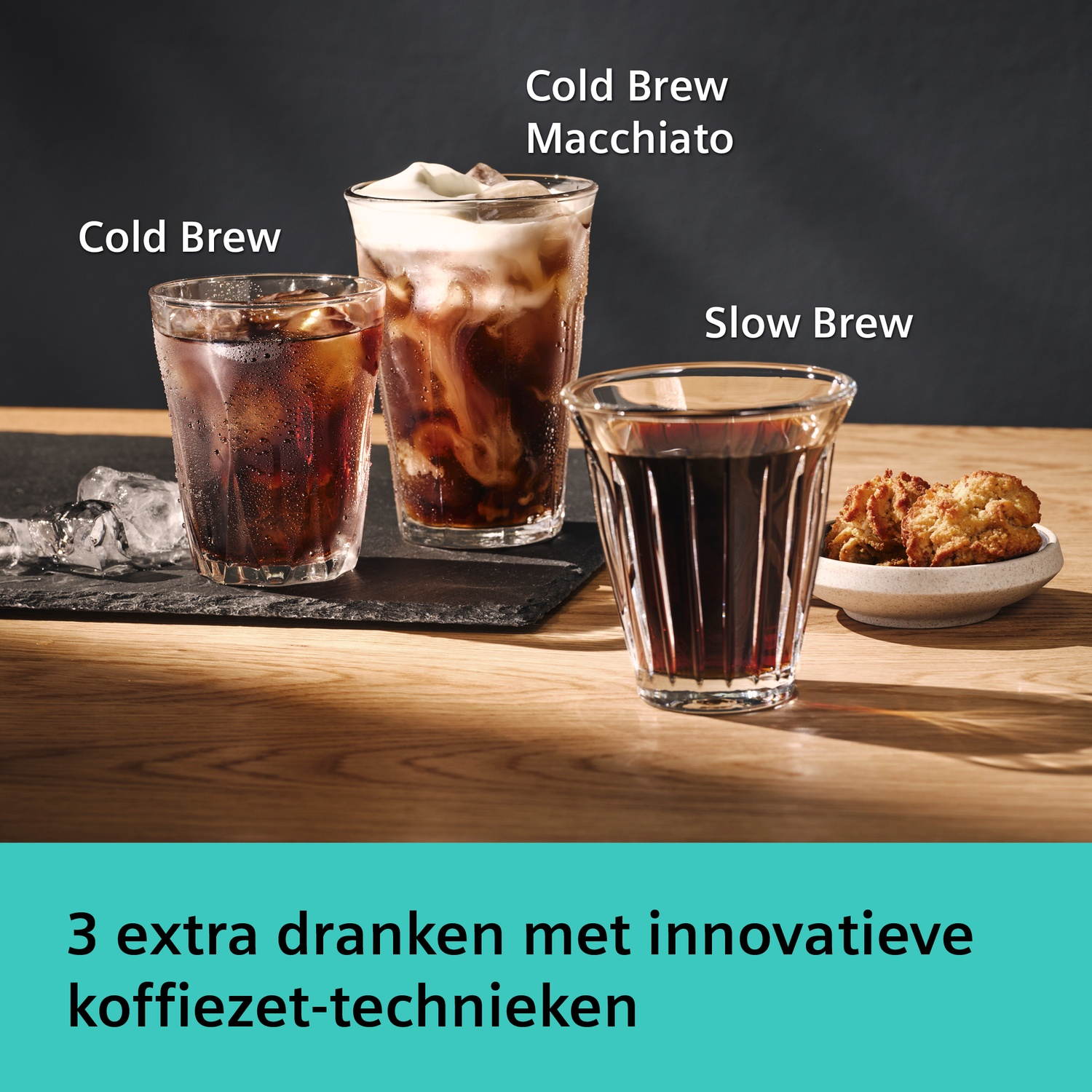 Drie koude dranken: Cold Brew, Cold Brew Macchiato en Slow Brew met koekjes.