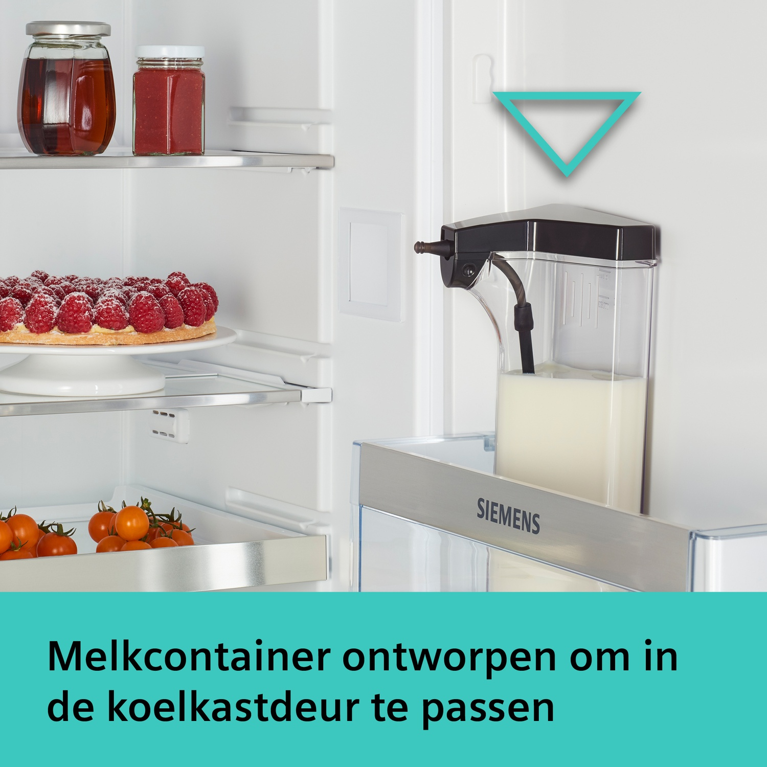 Een koelkast met een melkcontainer, taart en fruit.