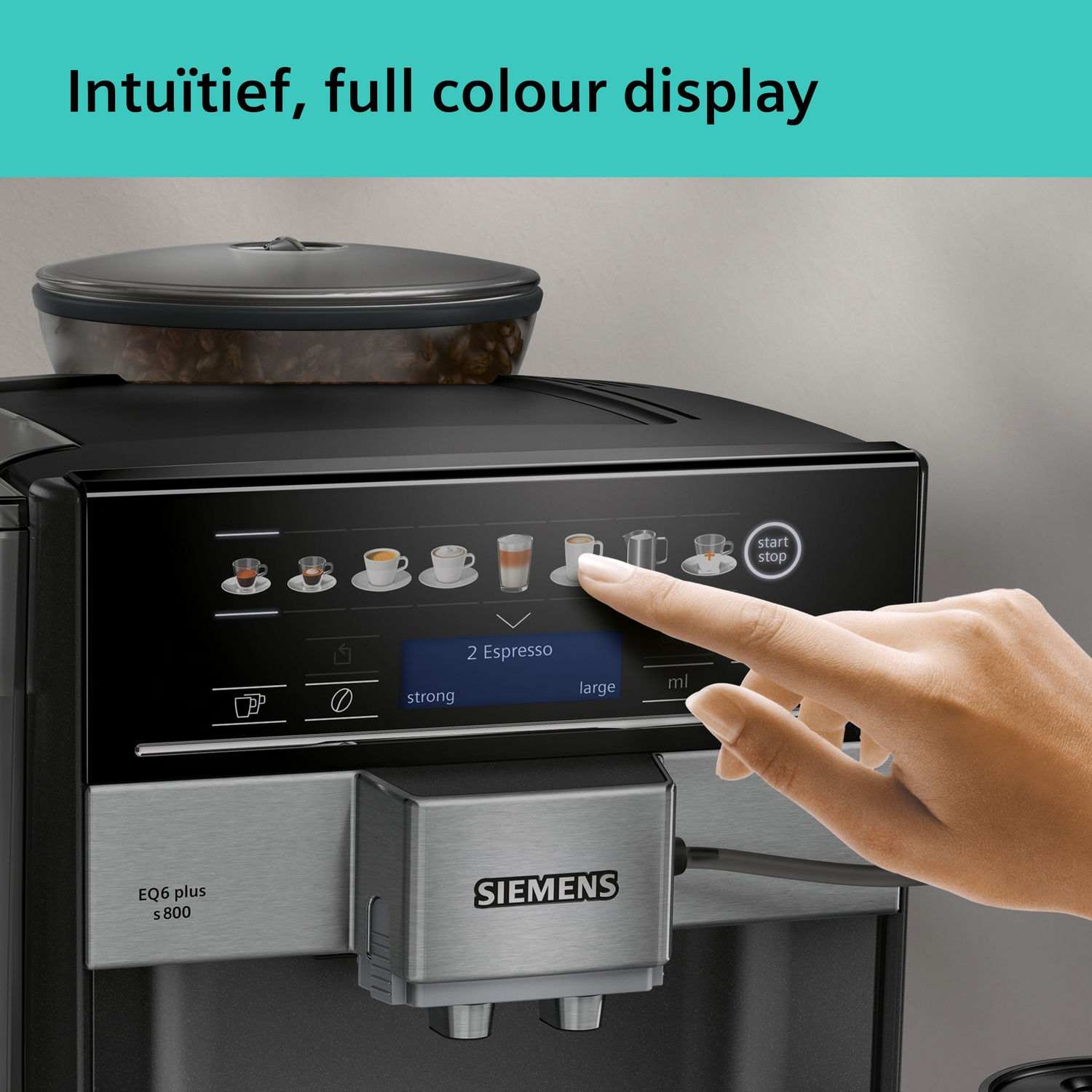 Een hand bedient het touchscreen display van een Siemens EQ6 koffiemachine met koffie-iconen.