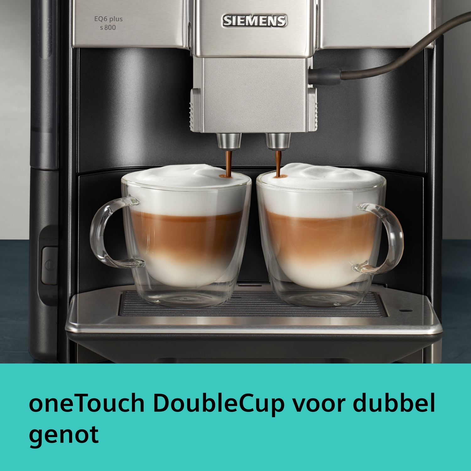 Siemens EQ6 plus koffiezetapparaat maakt twee latte macchiato's.