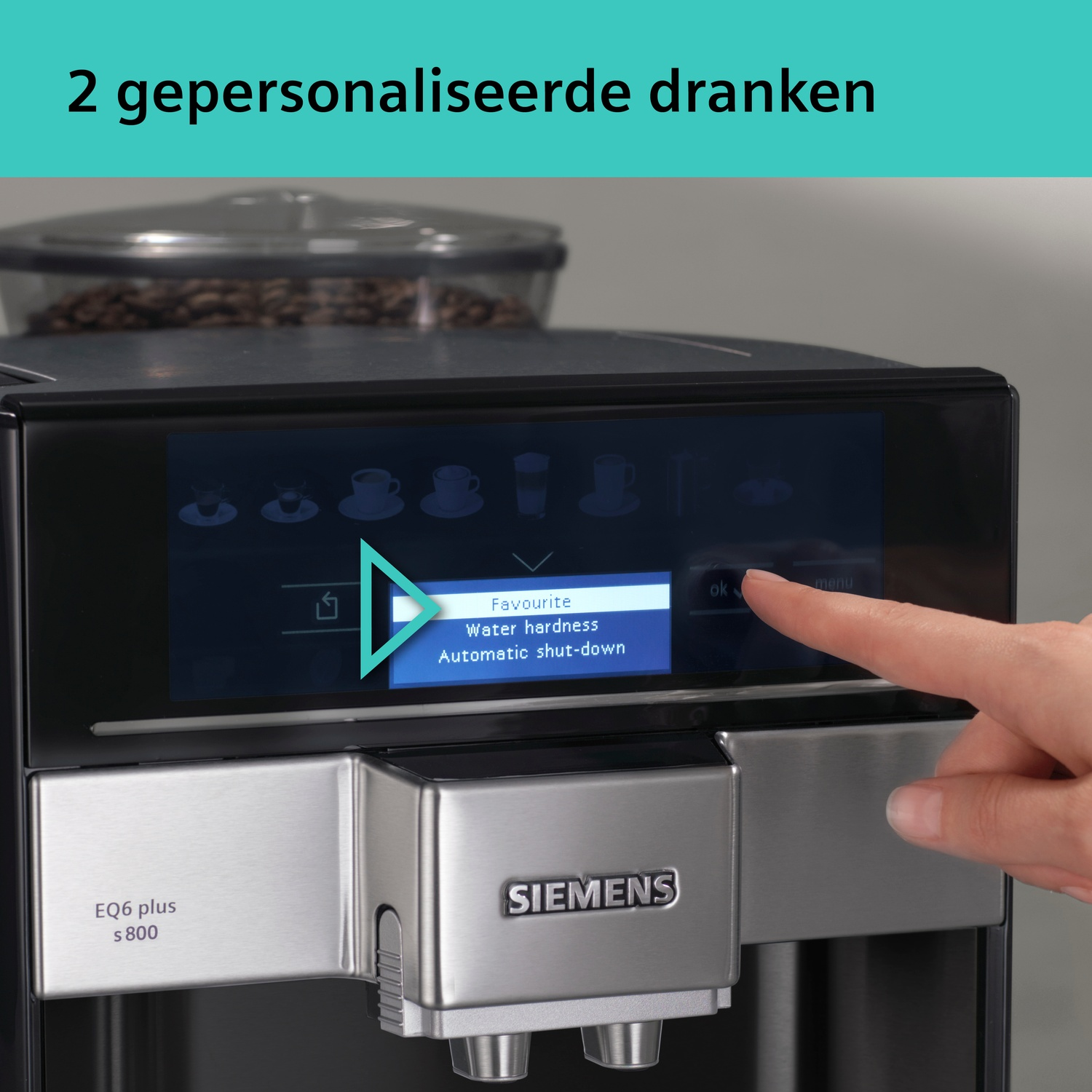 Een hand bedient een koffiezetapparaat met touchscreen. Boven staat: 2 gepersonaliseerde dranken.