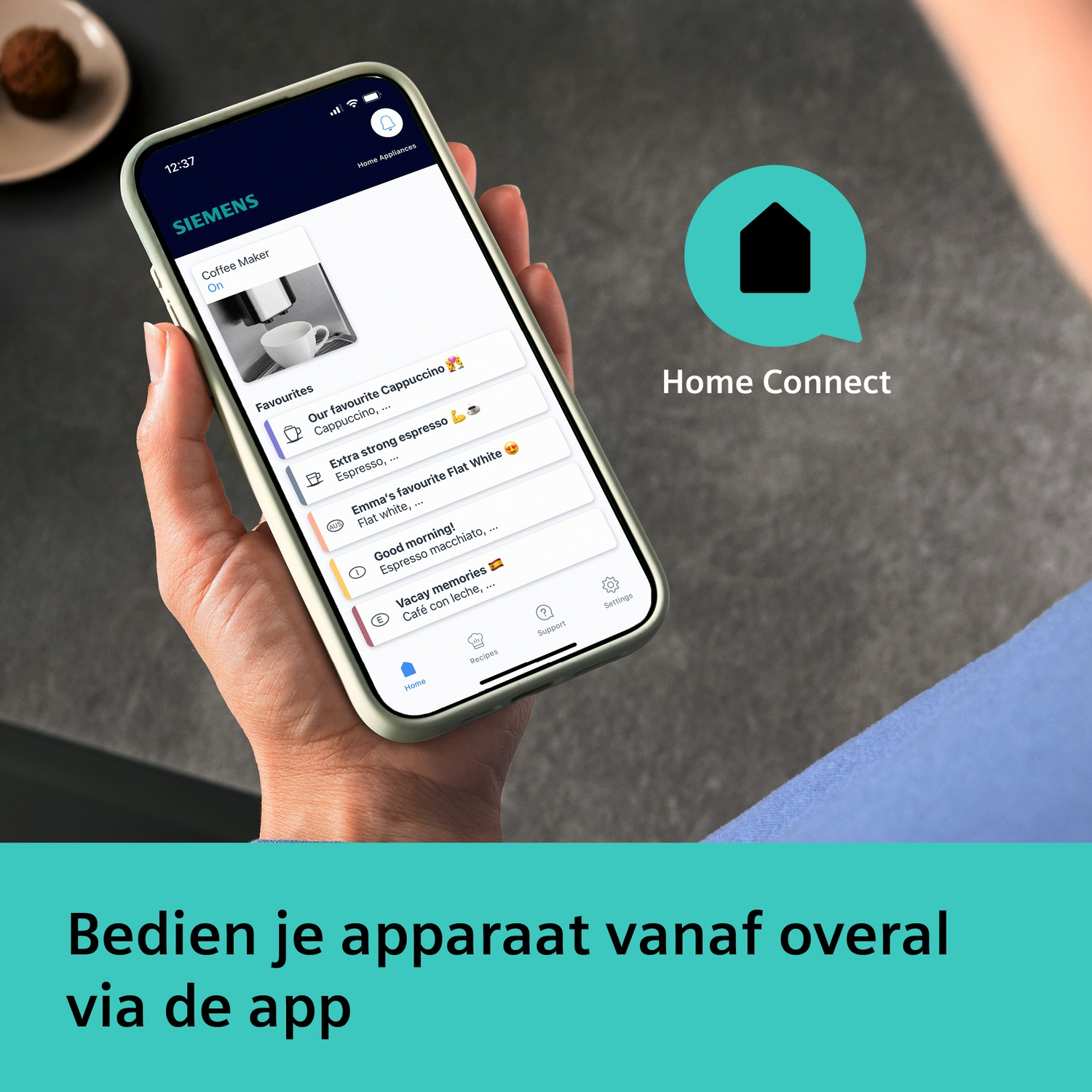 Hand met telefoon met Siemens Home Connect app en koffierecepten. Huisicoon.