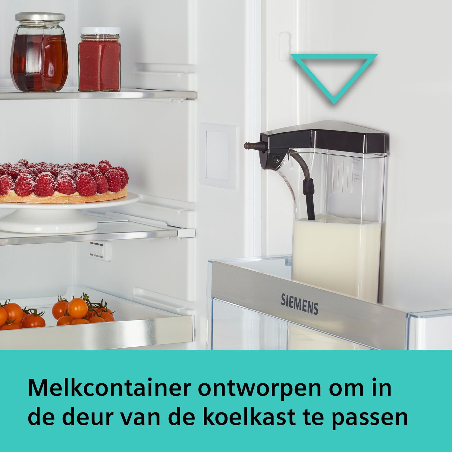 Een melkcontainer is aan de koelkastdeur bevestigd en bevat melk.
