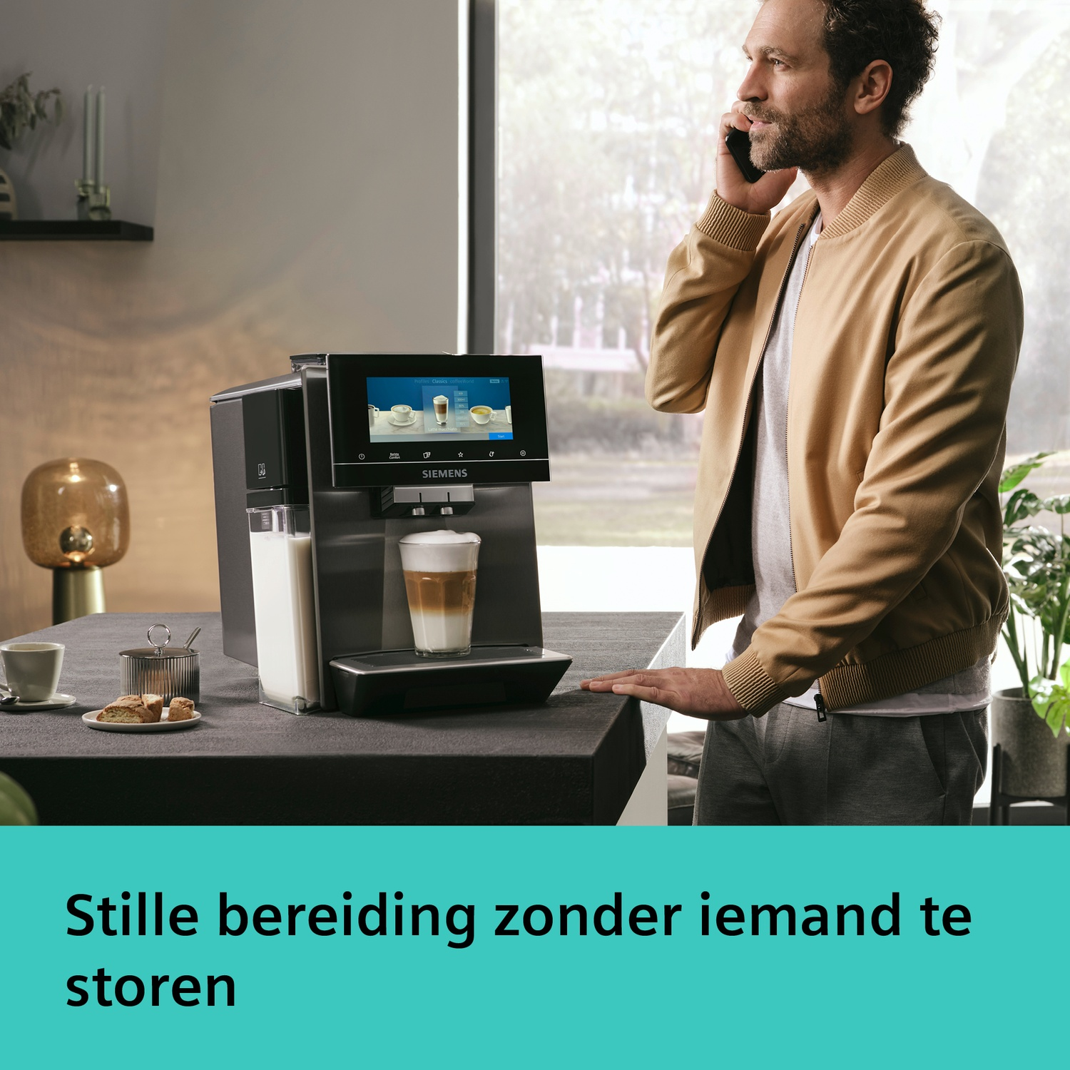 Man aan telefoon naast koffieapparaat met koffie en melk.