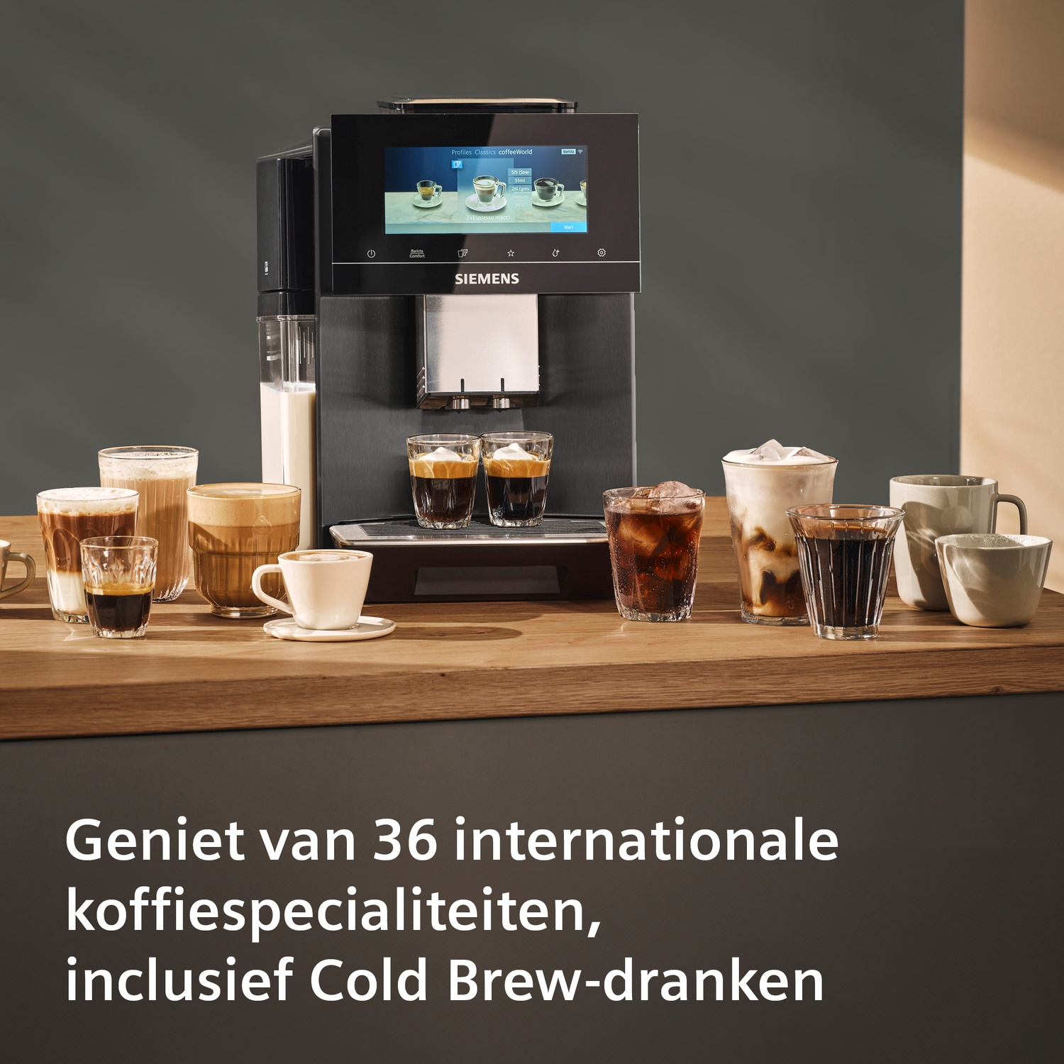 Een Siemens koffieautomaat met diverse koffies en kopjes op een houten toonbank.
