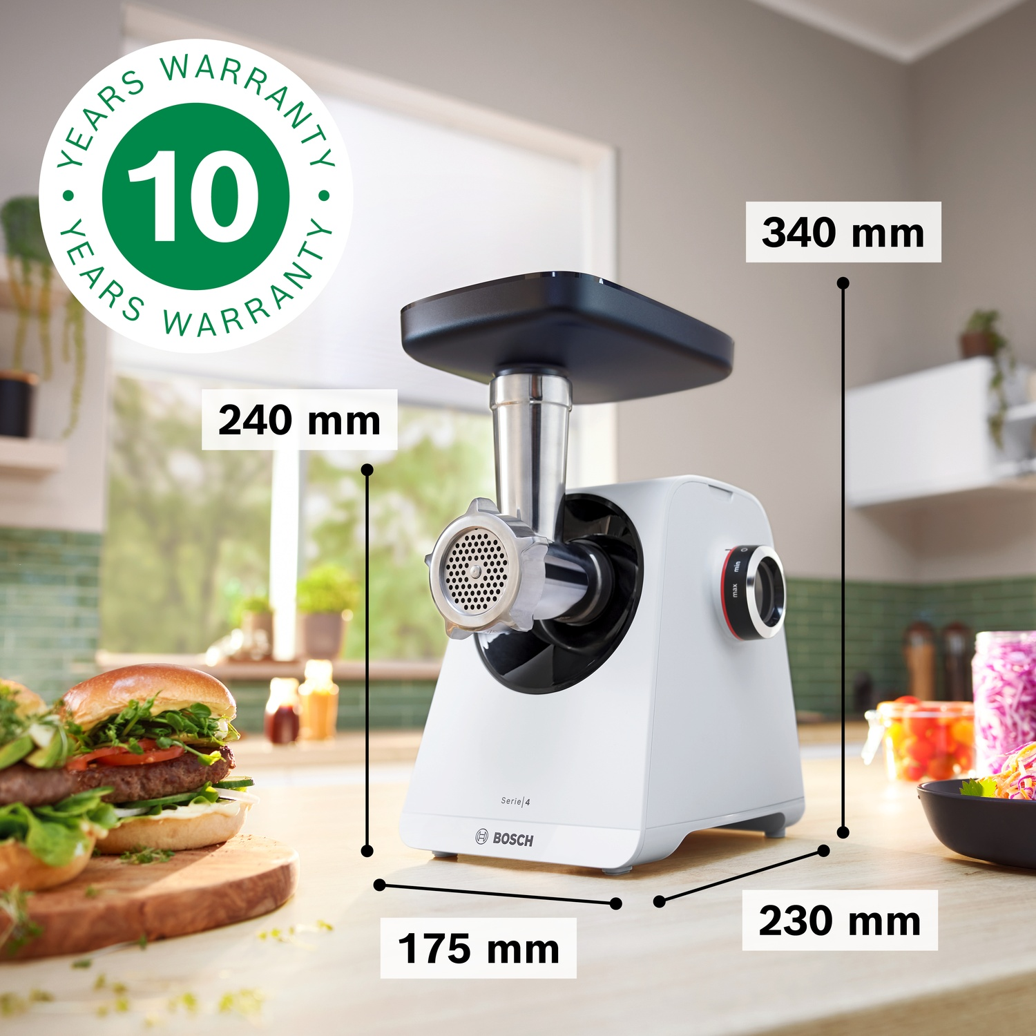 Witte vleesmolen met 10 jaar garantie, naast burgers en salade.