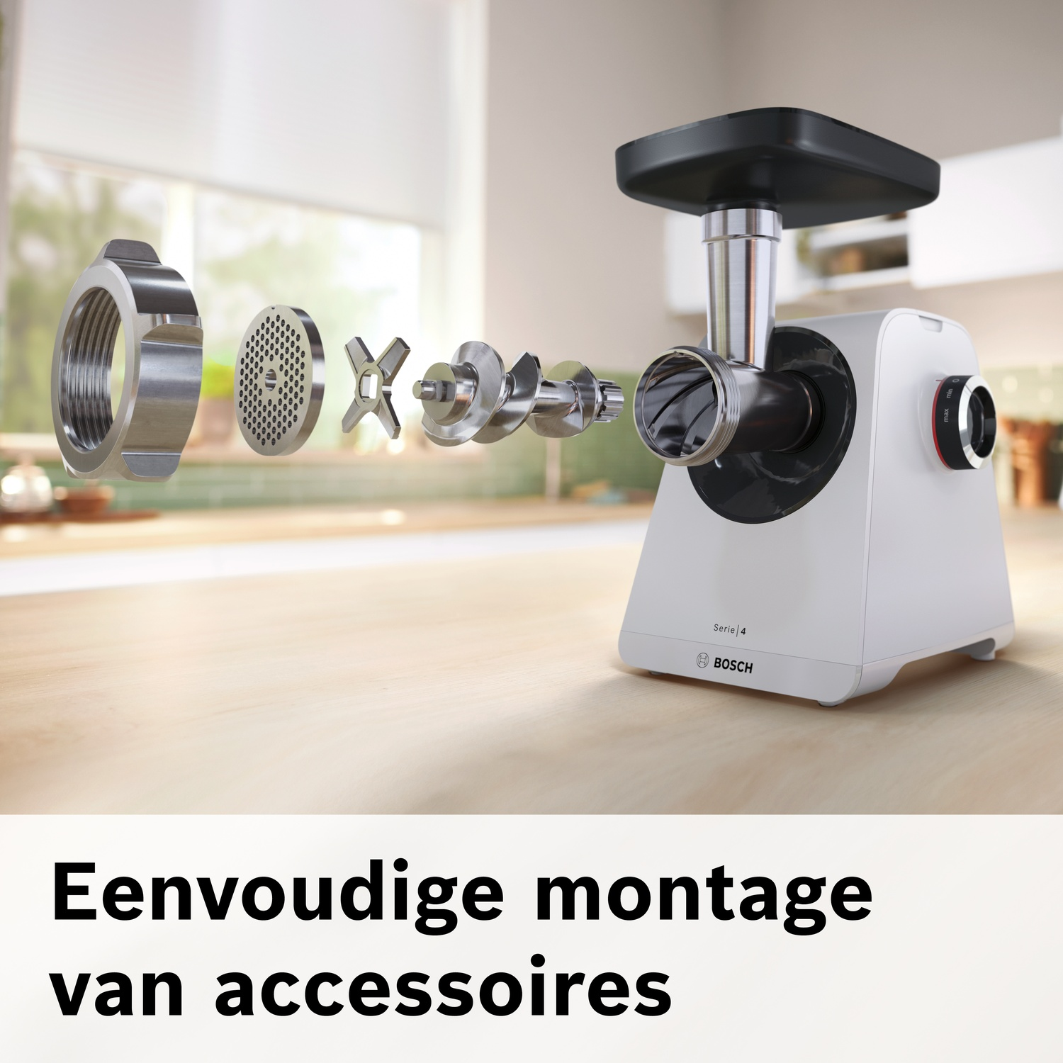 Een witte Bosch vleesmolen met gedemonteerde onderdelen op een houten tafel.