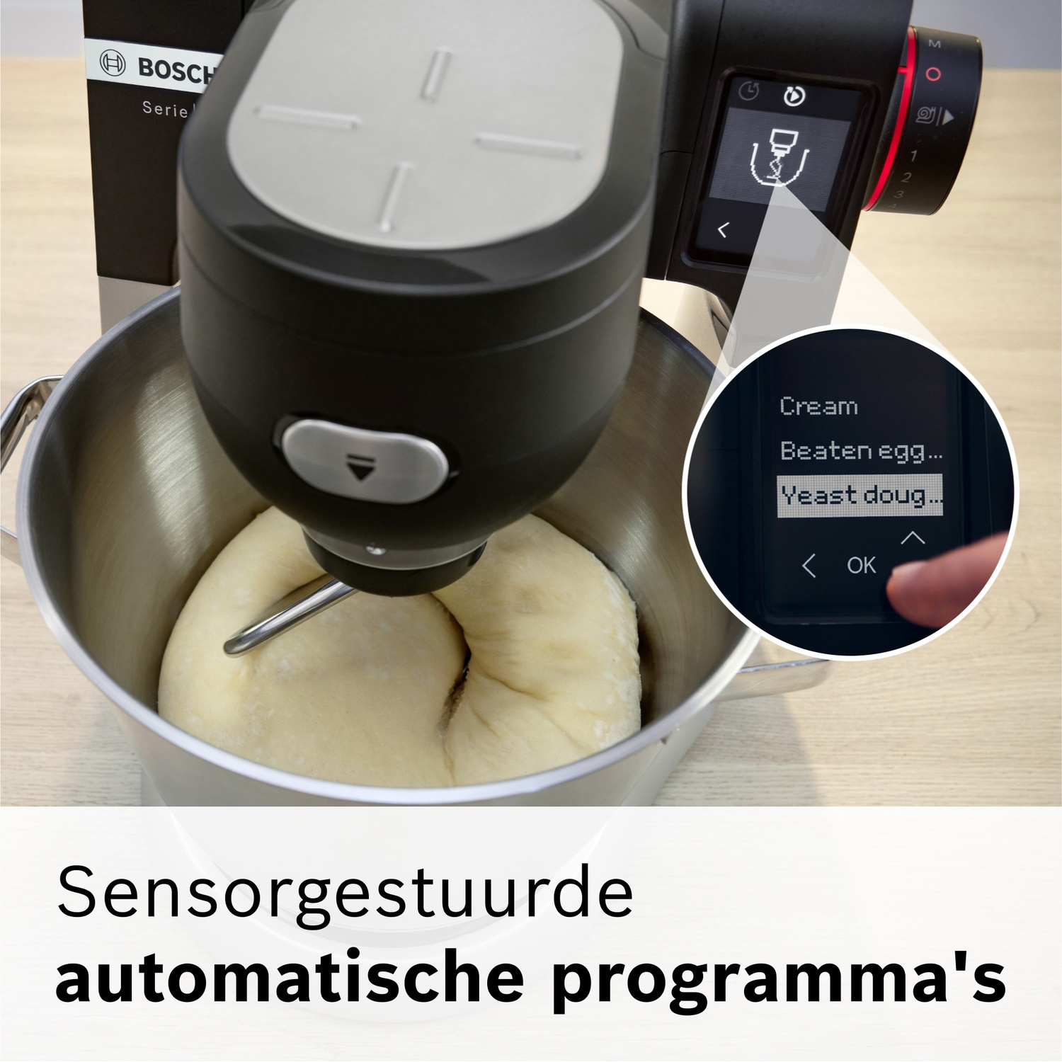 Een Bosch keukenmachine met deeg in de roestvrijstalen kom en display.