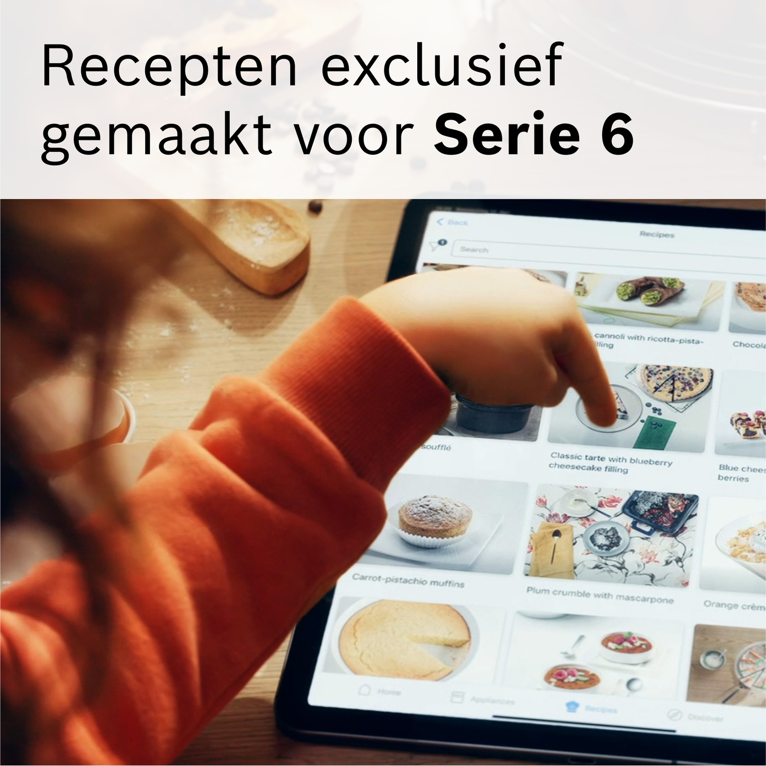 Kind tikt op tablet met recepten, waaronder muffins en taarten.