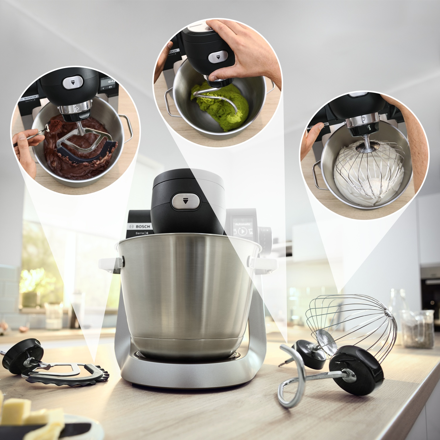 Standmixer met accessoires in gebruik: deeg, mengsel en eiwitten.