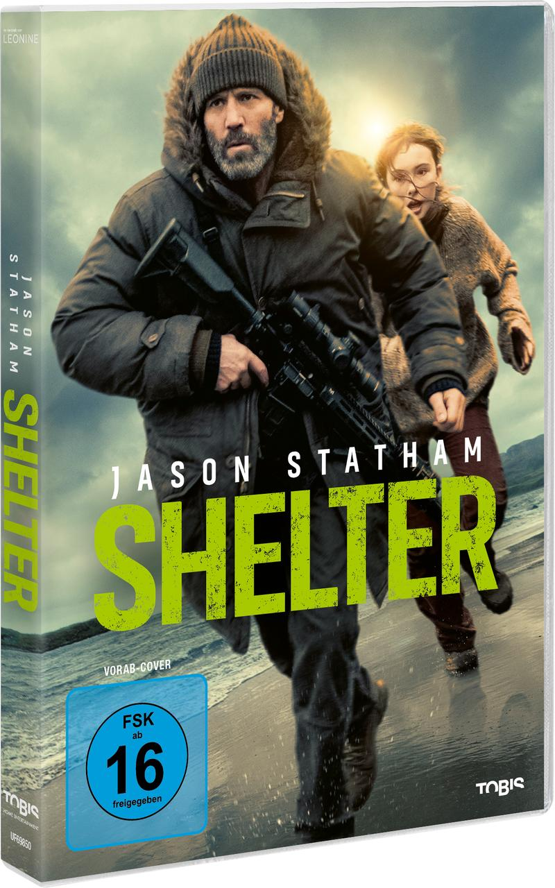 Mann mit Waffe und Kind laufen am Strand, Filmcover 'Shelter'.
