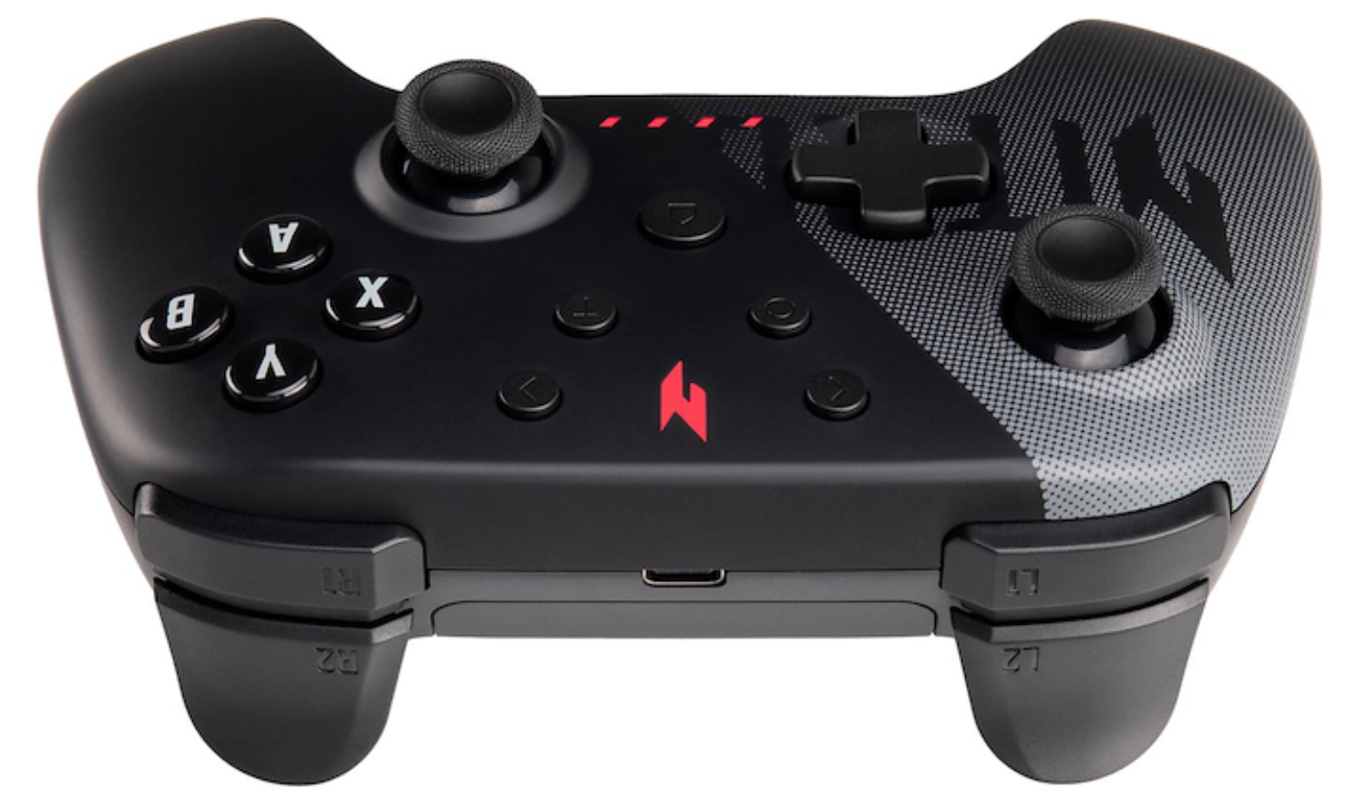 Mando de juego negro con detalles rojos, dos joysticks, botones y puerto USB.