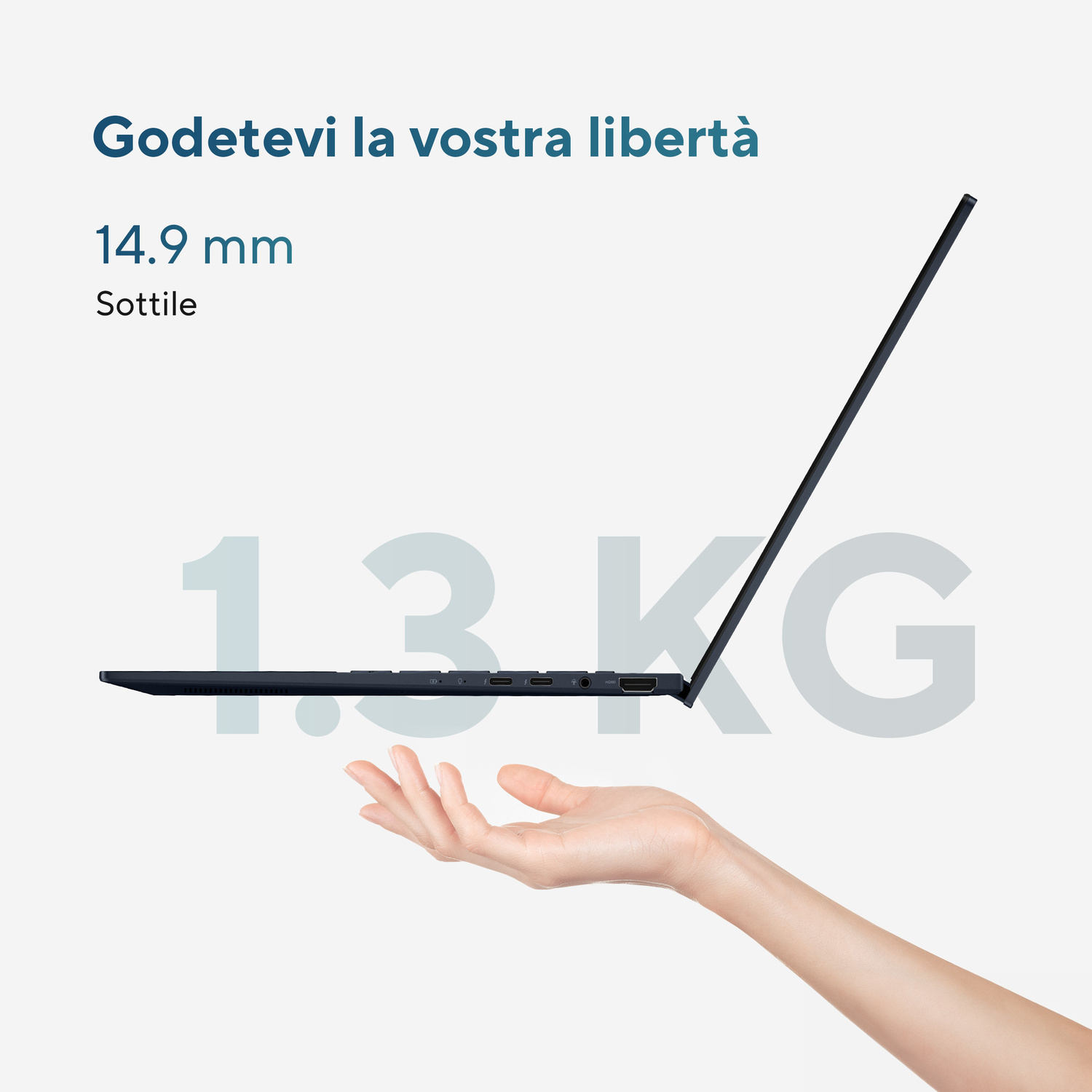 Una mano tiene un laptop sottile, che mostra 1,3 kg e 14,9 mm.