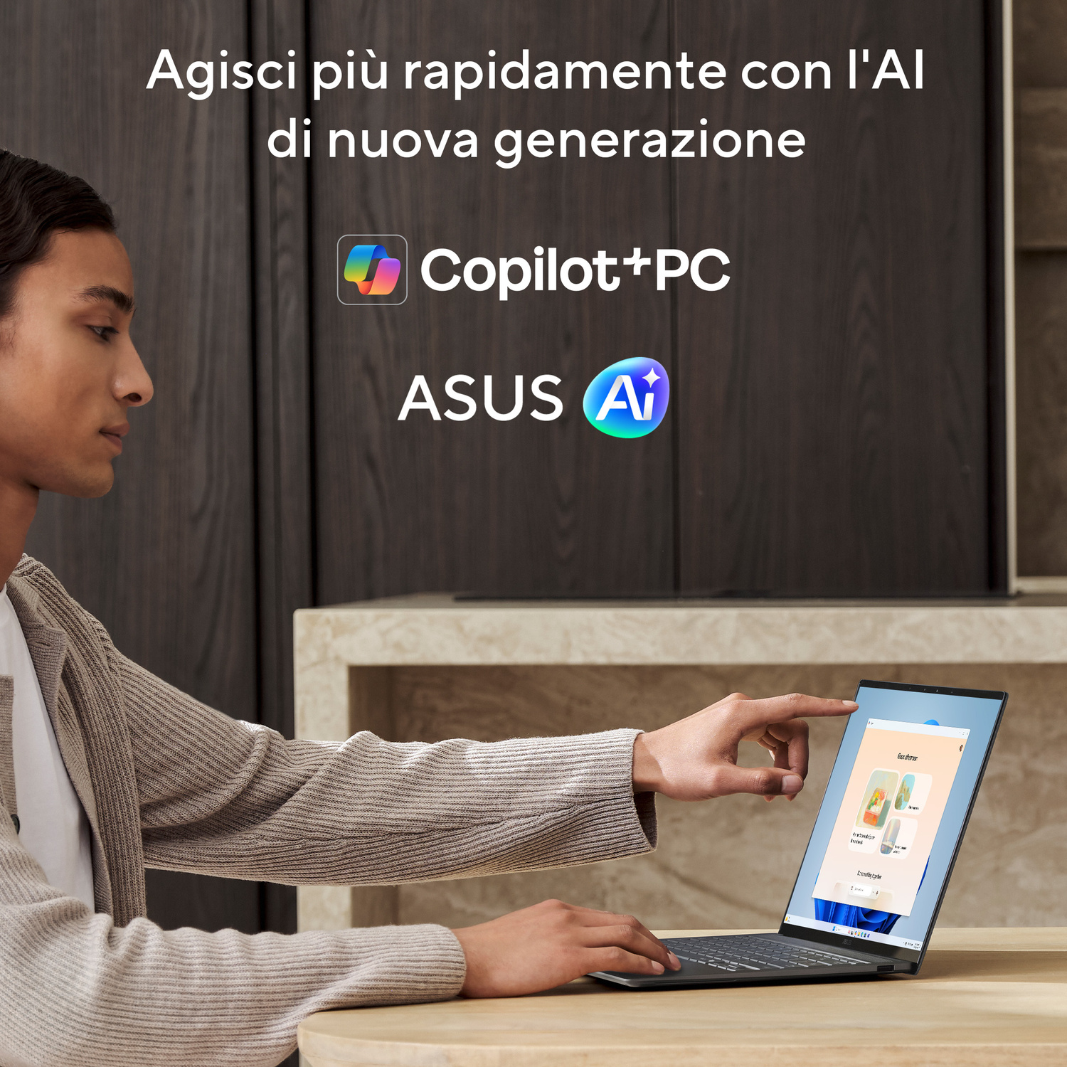 Uomo usa un laptop con marchio Copilot+ PC e ASUS AI.
