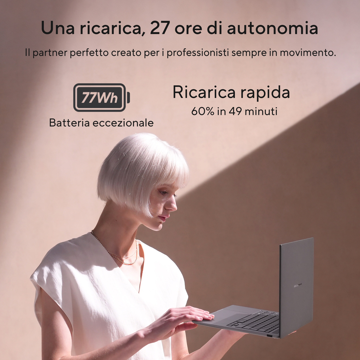 Una donna tiene un laptop, mostrando batteria da 77Wh e ricarica rapida.