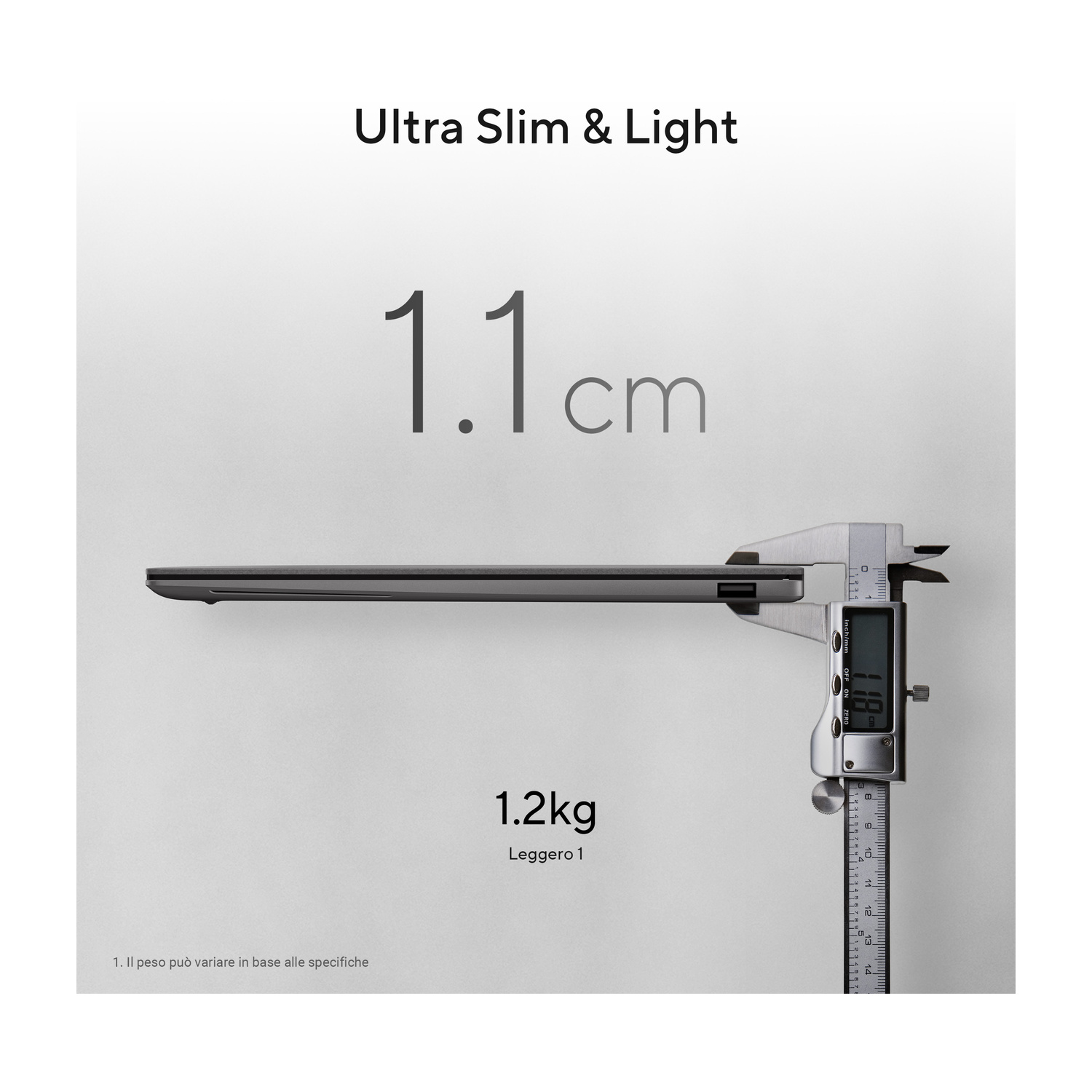 Un laptop misurato con calibro, spessore 1,1 cm e peso 1,2 kg.