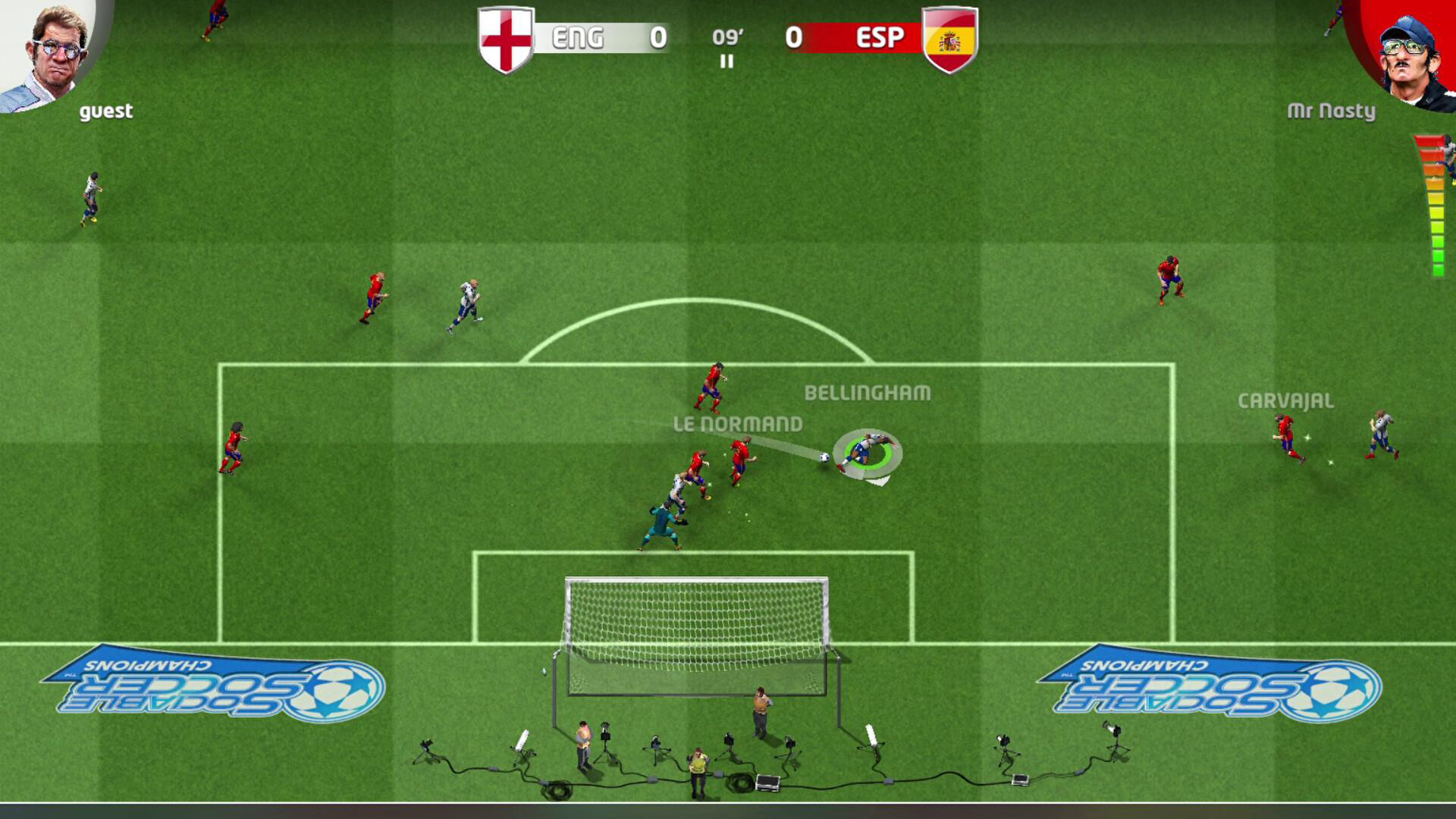 Fußballspiel: ENG 0, ESP 0. Spieler auf grünem Feld. Gast und Mr Nasty sichtbar.