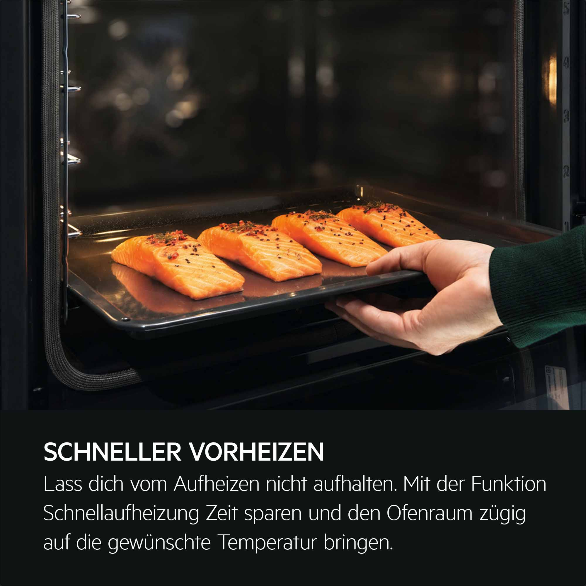 Vier Lachsfilets auf einem Blech werden in einen Ofen geschoben.