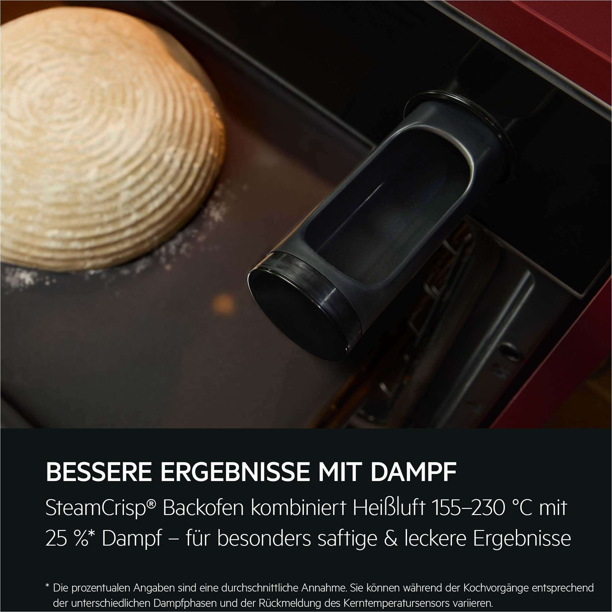 Ein ungebackener Brotlaib liegt in einem Ofen neben einem Dampfeinsatz.