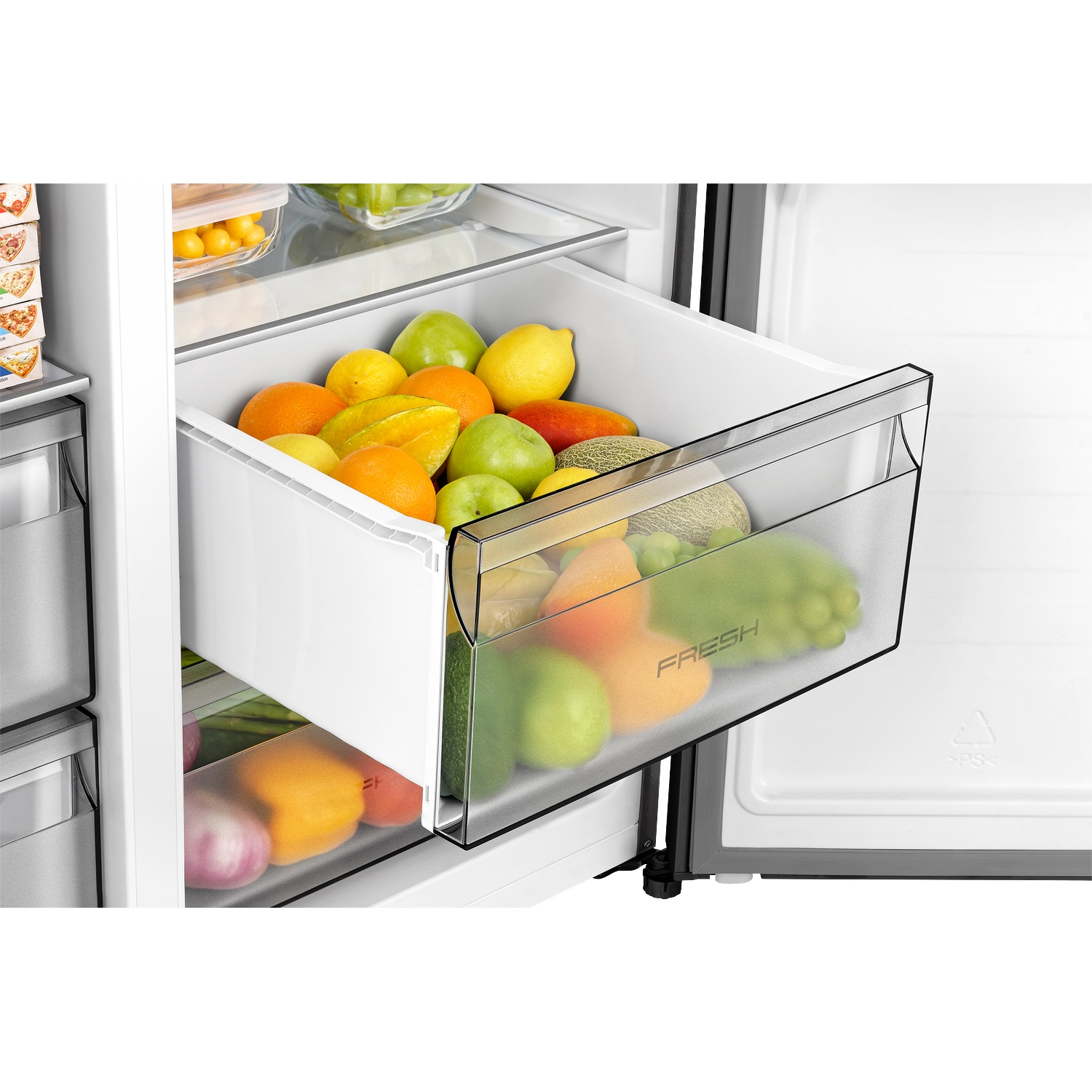Open koelkastlade gevuld met vers fruit zoals appels, sinaasappels, citroenen en druiven.