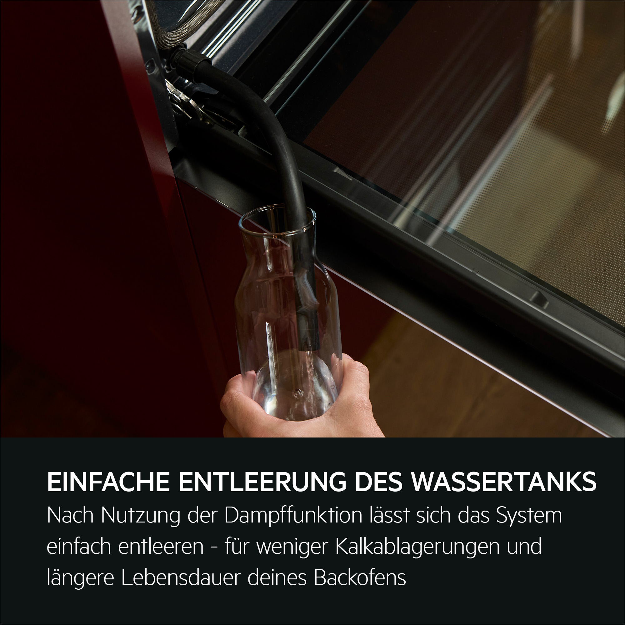 Eine Hand hält eine Glasflasche, in die ein Schlauch hineinragt.