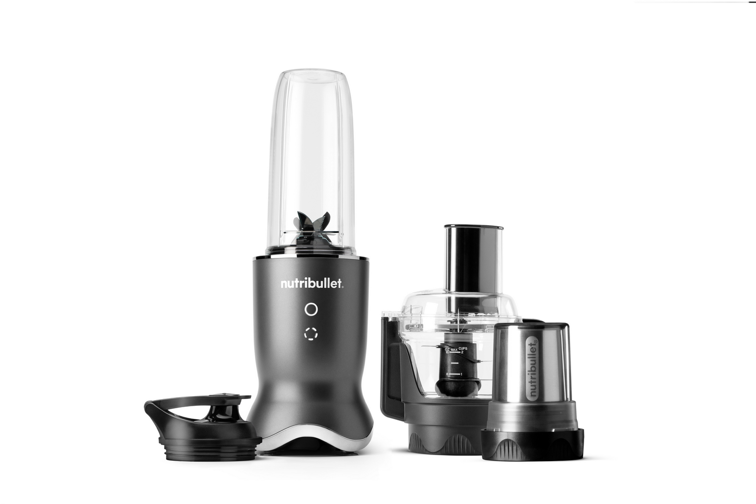 Una licuadora Nutribullet gris con accesorios, incluyendo una taza para moler y un procesador de alimentos.