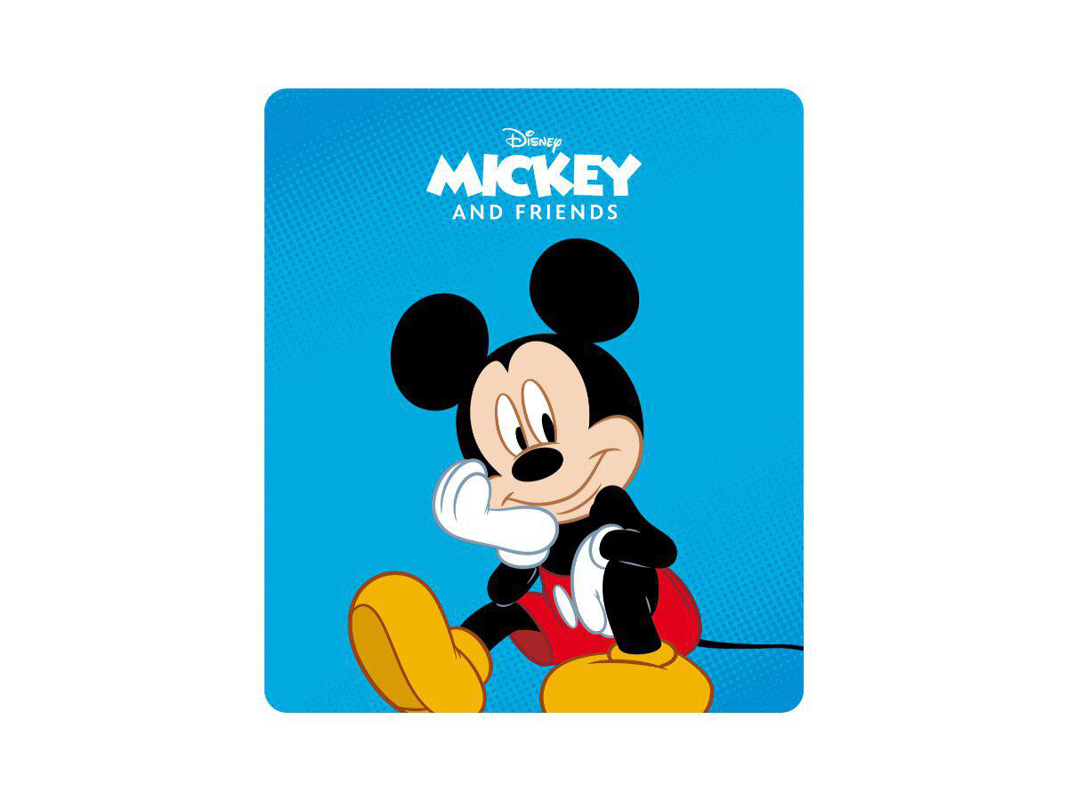Mickey Maus sitzt vor blauem Hintergrund mit "Mickey and Friends" Schriftzug.