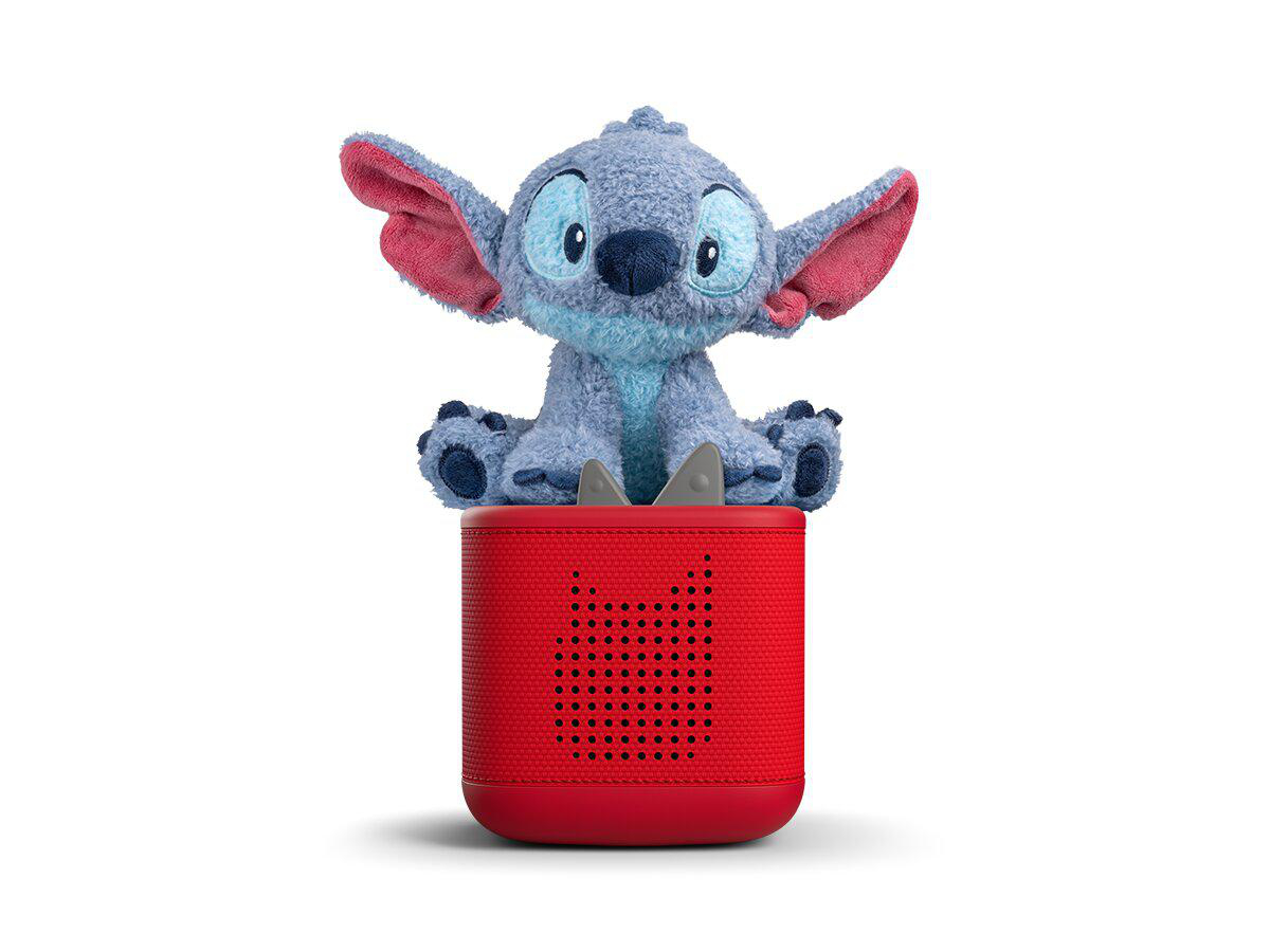 Ein blauer Stitch-Plüsch sitzt auf einem roten Lautsprecher.
