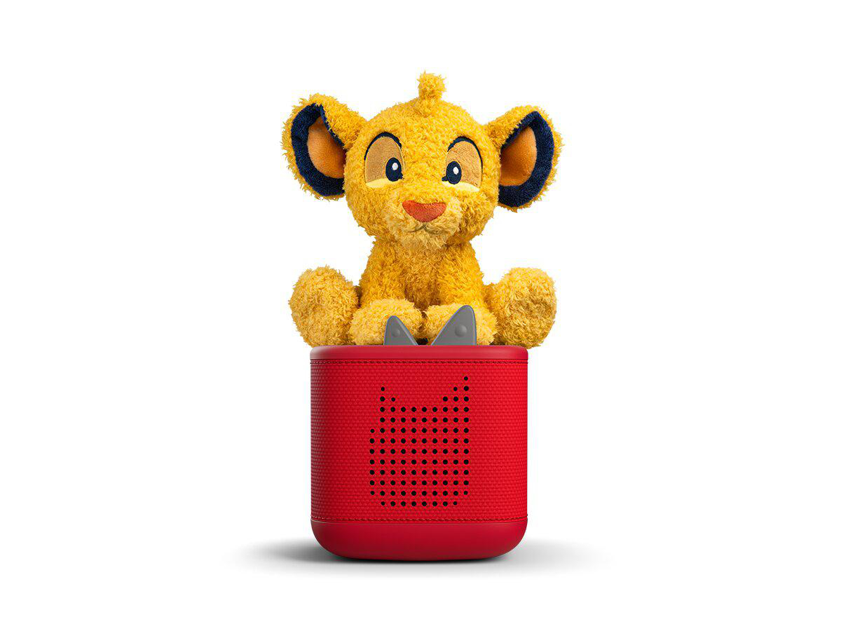 Ein Plüschtier von Simba sitzt auf einem roten Lautsprecher.