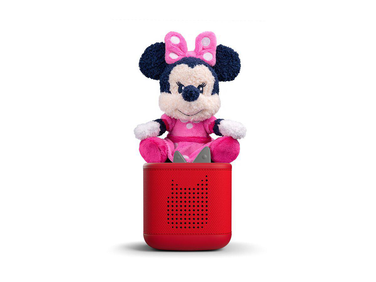 Eine Minnie Maus Plüschfigur sitzt auf einer roten Box mit Punkten.