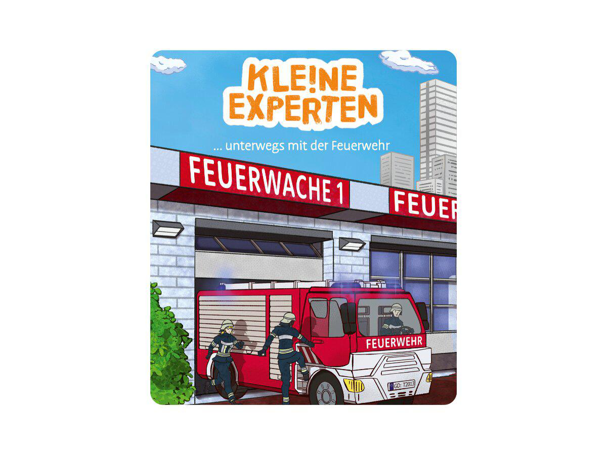 Feuerwehrleute steigen in ein rotes Feuerwehrauto vor einem Feuerwehrhaus.