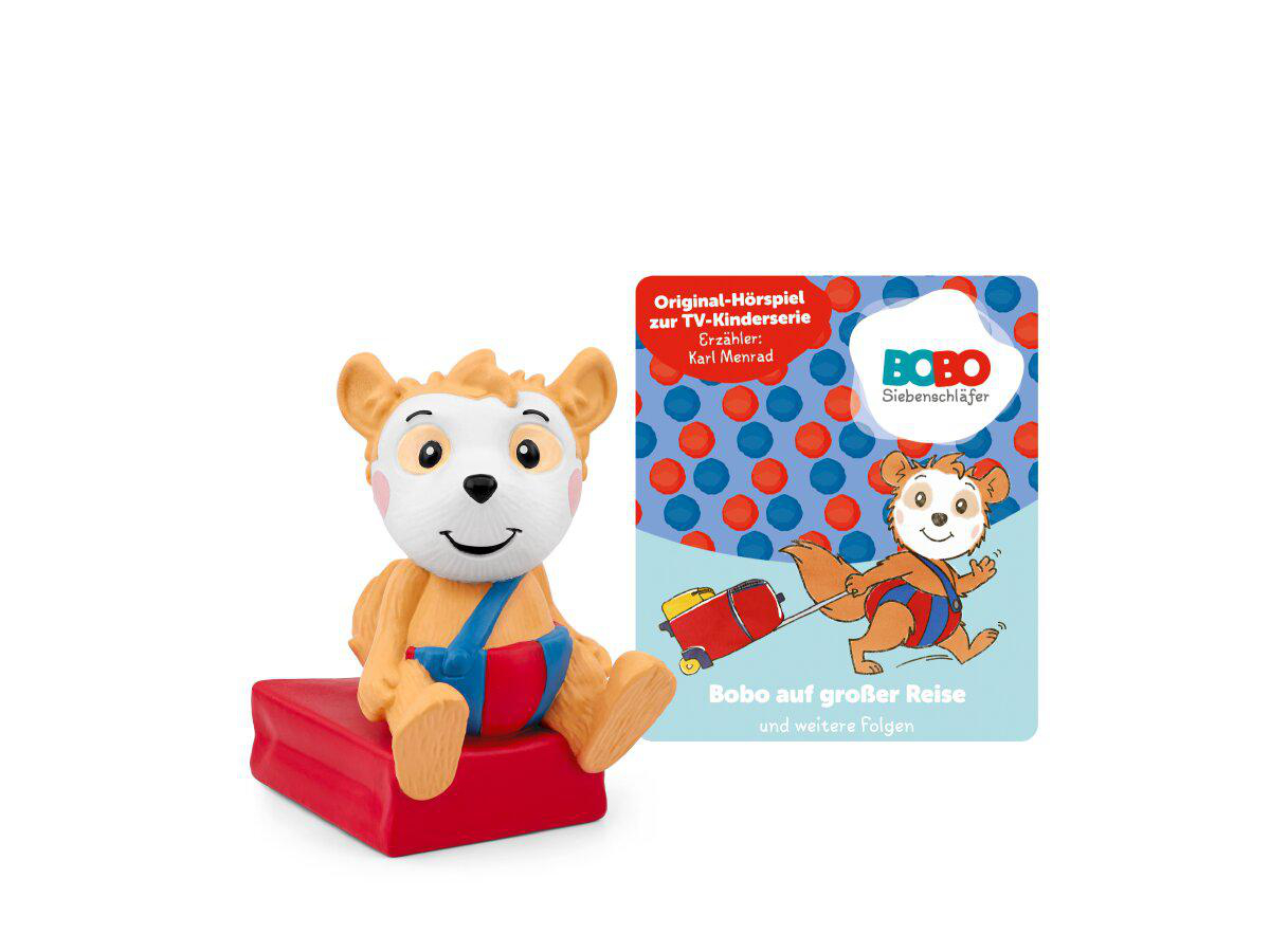 Eine Figur eines Bären zieht einen Koffer, daneben eine CD mit Bobo.
