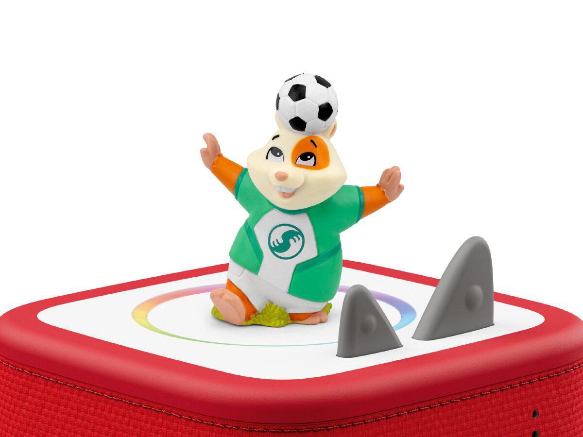 Ein Hamster-Spielzeug mit Fußball auf dem Kopf steht auf einer roten Basis.