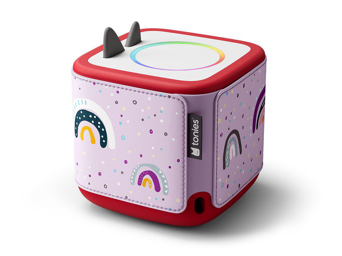 Ein lila Würfel mit Regenbogen und Punkten, roten Kanten und Hörnern.