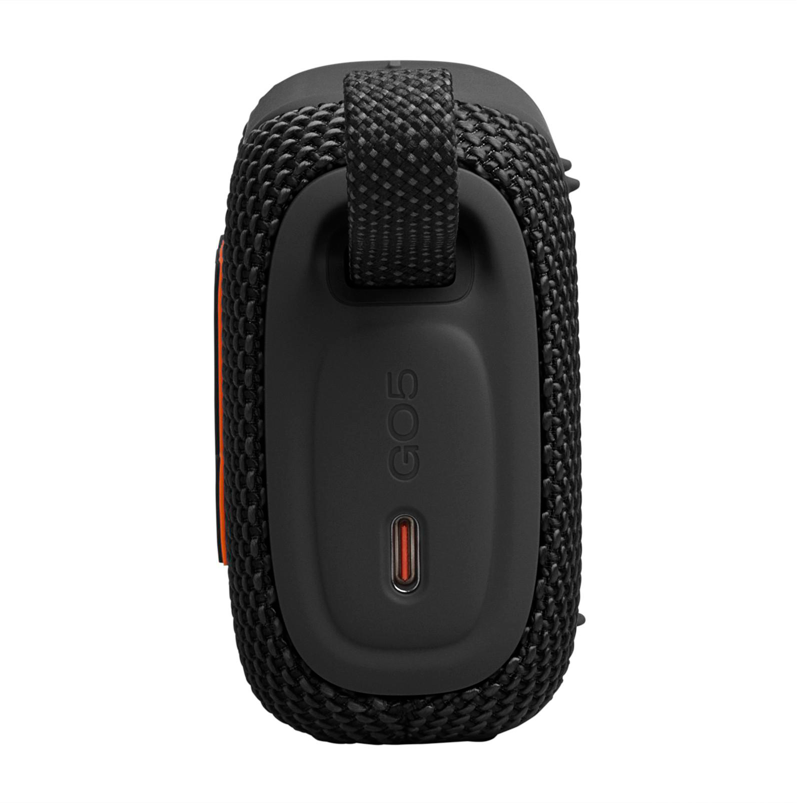 Schwarzer Lautsprecher mit orangefarbenem Detail und USB-C-Anschluss.